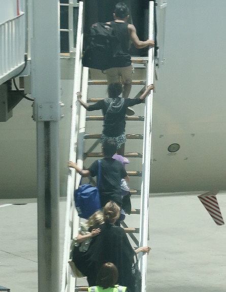 אנג'לינה ג'ולי והילדים עולים למטוס (צילום: Splashnews)