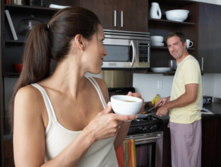 גבר ואישה במטבח (צילום: אימג'בנק / Thinkstock)