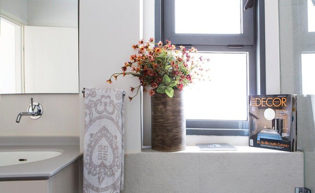 ענת סודרי, חדר רחצה פרחים (צילום: איתי בניית)