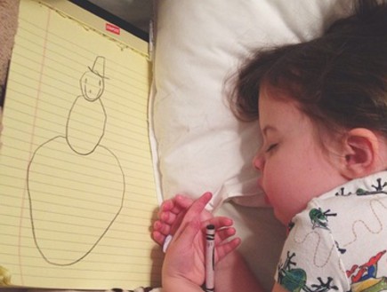 רגע לפני השינה, ילדה מציירת (צילום: thestir.cafemom.com)