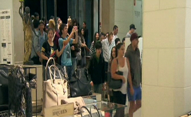 צפו: בהלת הקניות באוסטרליה (צילום: AP)