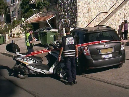 הנהג שיחזר האירוע. זירת התאונה בירושלים (צילום: חדשות 2)