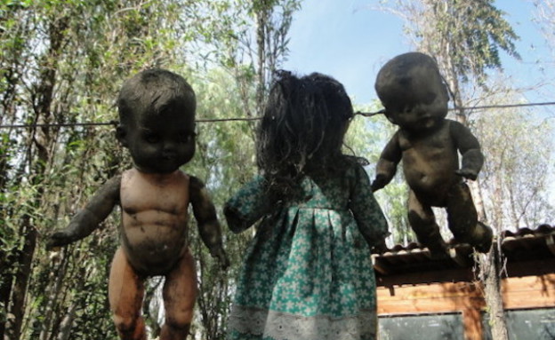 עם בגדים, אי הבובות