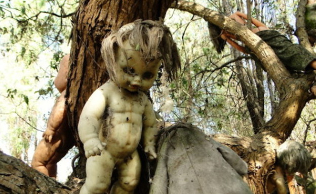 בובה על העץ, אי הבובות