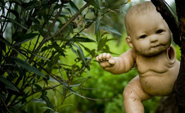 בלי יד, אי הבובות