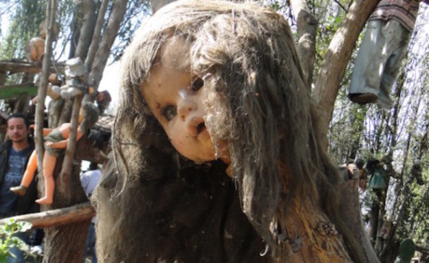 מקרוב, אי הבובות