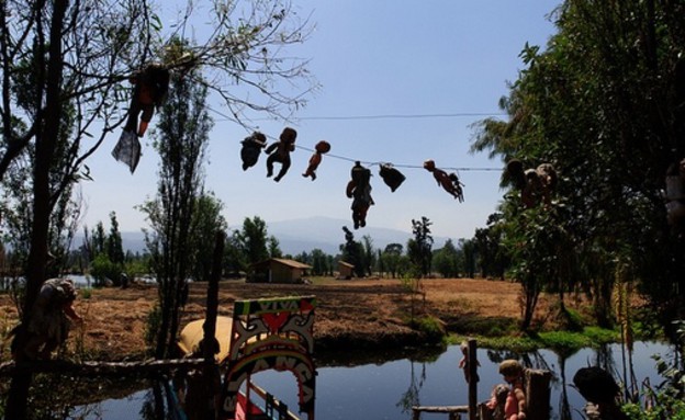 מרחוק, אי הבובות