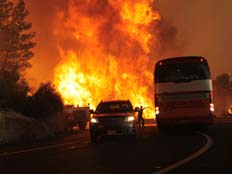 שריפת ענק בכרמל - תיעוד האוטובוס שעלה באש (צילום: חדשות 2)