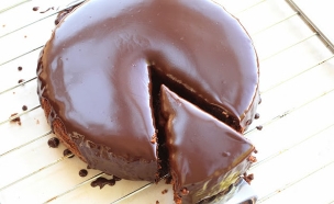 עוגת שוקולד שוקולדית של "אז מה את עושה כל היום" (צילום: אפרת ליכטנשטט, אז מה את עושה כל היום?)