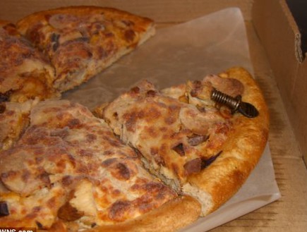 פיצה עם בורג (צילום: dailymail.co.uk)