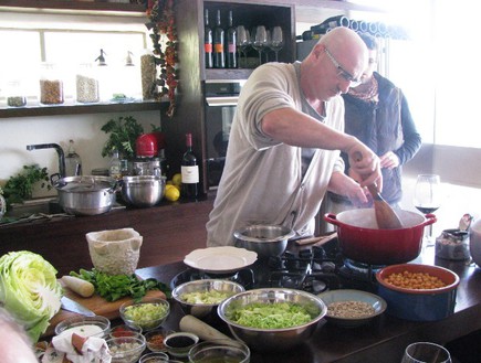 מטבחי שף, ארז מבשל, צילום אלון לוין אפשטיין (צילום: אלון לוין אפשטיין)