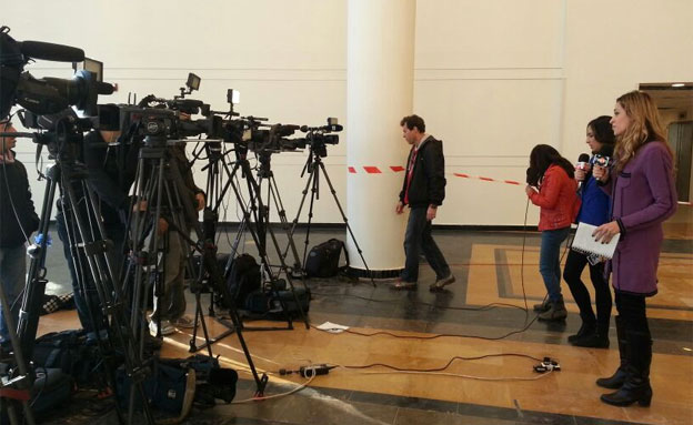 המבקרים היחידים בביה"ח הבוקר, בעיקר העיתונאים (צילום: עזרי עמרם, חדשות 2)