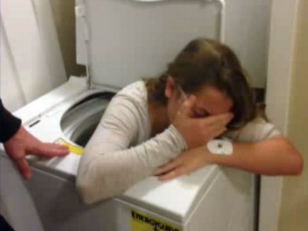בת 11 נתקעה במכונת כביסה (צילום: חדשות 2)