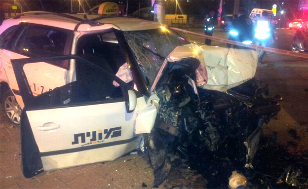 המונית ההרוסה לאחר התאונה (צילום: צ'סה לוינסקי - חדשות 24)