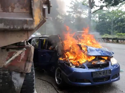 צפו: חילוץ ממכונית בוערת (צילום: יוטיוב)