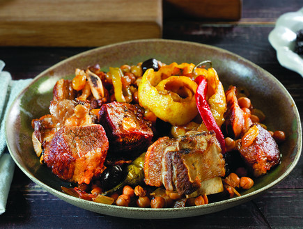 תבשיל אסאדו מרוקאי עם זיתים, חומוס וצימוקים (צילום: דניאל לילה, אדום אדום)
