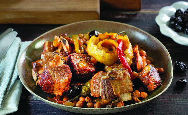 תבשיל אסאדו מרוקאי עם זיתים, חומוס וצימוקים (צילום: דניאל לילה, אדום אדום)