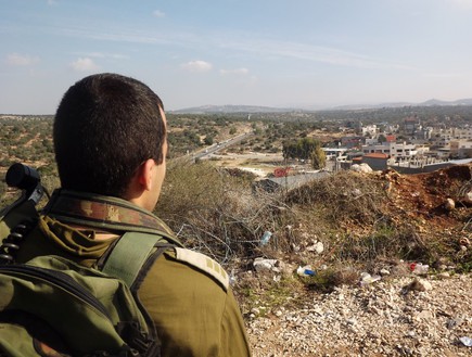 מפ בנחשון צופה על הגזרה