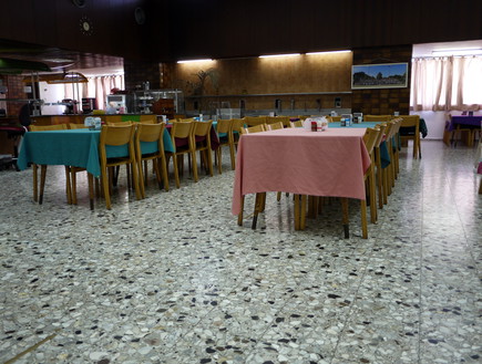 חדר אוכל קיבוצי (צילום: תומר ושחר צלמים)