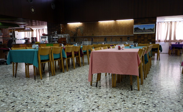 חדר אוכל קיבוצי (צילום: תומר ושחר צלמים)
