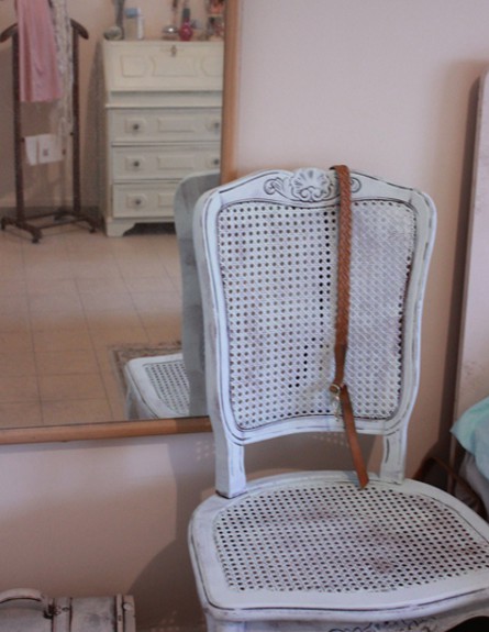 דירה שכורה, כיסא, מירב (צילום: מירב גבע)