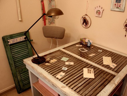 דירה שכורה, שולחן עבודה, מירב (צילום: מירב גבע)