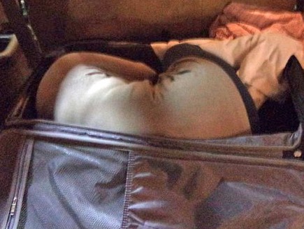 ניסה להבריח אישה במזוודה (צילום: dailymail.co.uk)