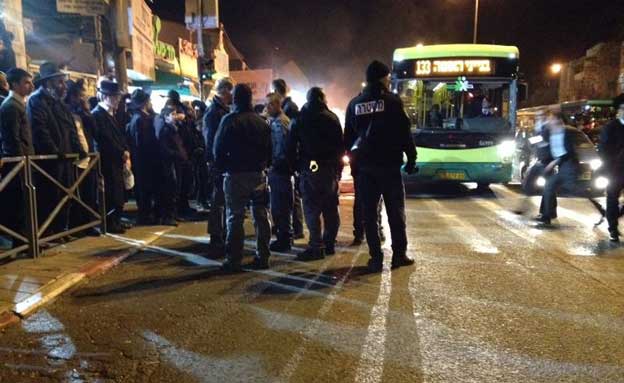 מפגינים עוכבו לחקירה (צילום: הערשי פרלמוטר - חדשות 24)