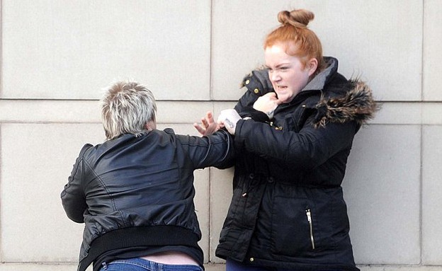 נשים מחליפות מהומות (צילום: dailymail.co.uk)