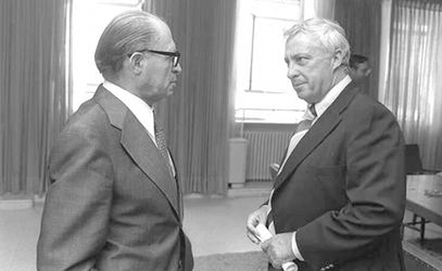 שרון עם ראש הממשלה בגין בכנסת, 1977 (צילום: סער יעקב לעמ‏)