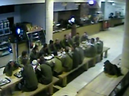 חיילים במסעדה במצדה
