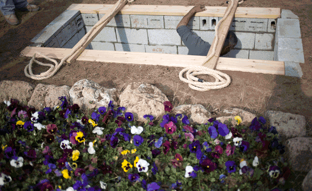 חלקת הקבר בגבעת הכלניות (צילום: AP, רויטרס)