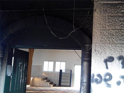 הקירות המפויחים בעקבות ההצתה (צילום: זאכריה, רבנים למען זכויות האדם)