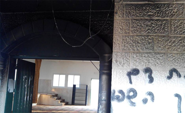 הקירות המפויחים בעקבות ההצתה (צילום: זאכריה, רבנים למען זכויות האדם)