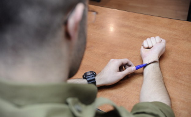 חייל חותך את ידו (צילום: ליאור עפרון, עיתון "במחנה")