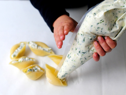 קונכיות פסטה במילוי גבינות - ההכנה (צילום: שרית נובק - מיס פטל, mako אוכל)