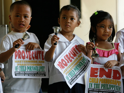 נאבקים בפדופיליה בפיליפינים (צילום: רויטרס)
