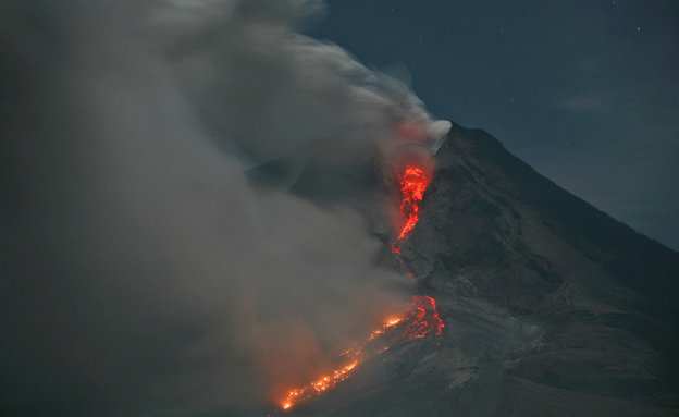צפו: התפרצות הר געש באינדונזיה (צילום: ap)