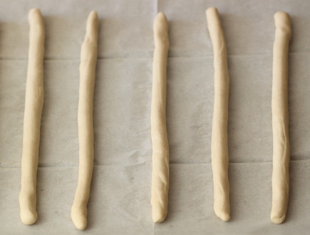 מקלות לחם שלב רביעי (צילום: חן שוקרון, mako אוכל)