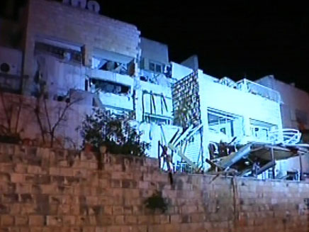 הבניין בו אירע הפיצוץ, י-ם, הלילה (צילום: חדשות 2)
