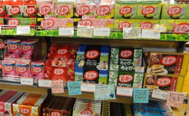 מדפים בחנות קיט-קט בטוקיו (צילום: rocketnews24, mako אוכל)