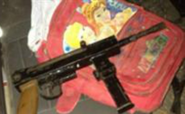רובה בתוך תיק ילדים (צילום: דובר צה"ל)