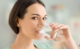אישה שותה מים (צילום:  יחסי ציבור )