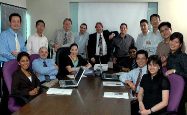 סורק וחבריו לעבודה בסינגפור
