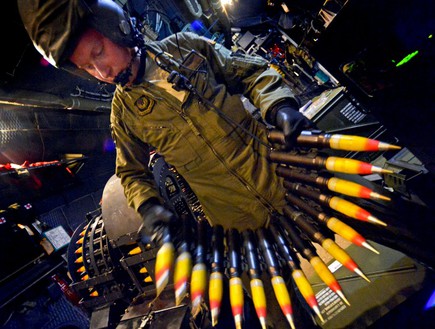 תחמושת בטיסה (צילום: מת'יו ברוך, חיל האוויר האמריקאי)