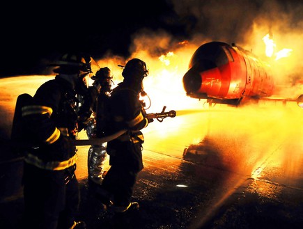 אימון לוחמי אש (צילום: כריסטופר מונסי, חיל האוויר האמריקאי)