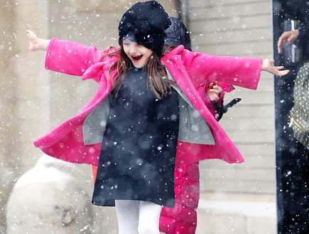 סורי קרוז משחקת בשלג (צילום: Splash News, Splash news)