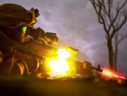 אימון ירי לילי (צילום: שרה פיוקו, חיל הנחתים האמריקאי)