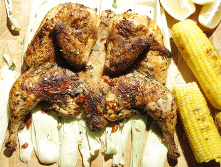 עידו קרוננברג עוף בתנור עם צ'ילי (צילום: דניאל בר און)