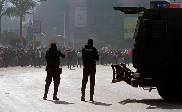 שוטרים מול מפגינים בקהיר (צילום: AP)